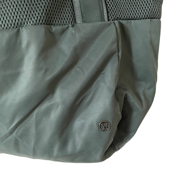 Lululemon Hot Mesh Tote - Picture 4 of 14